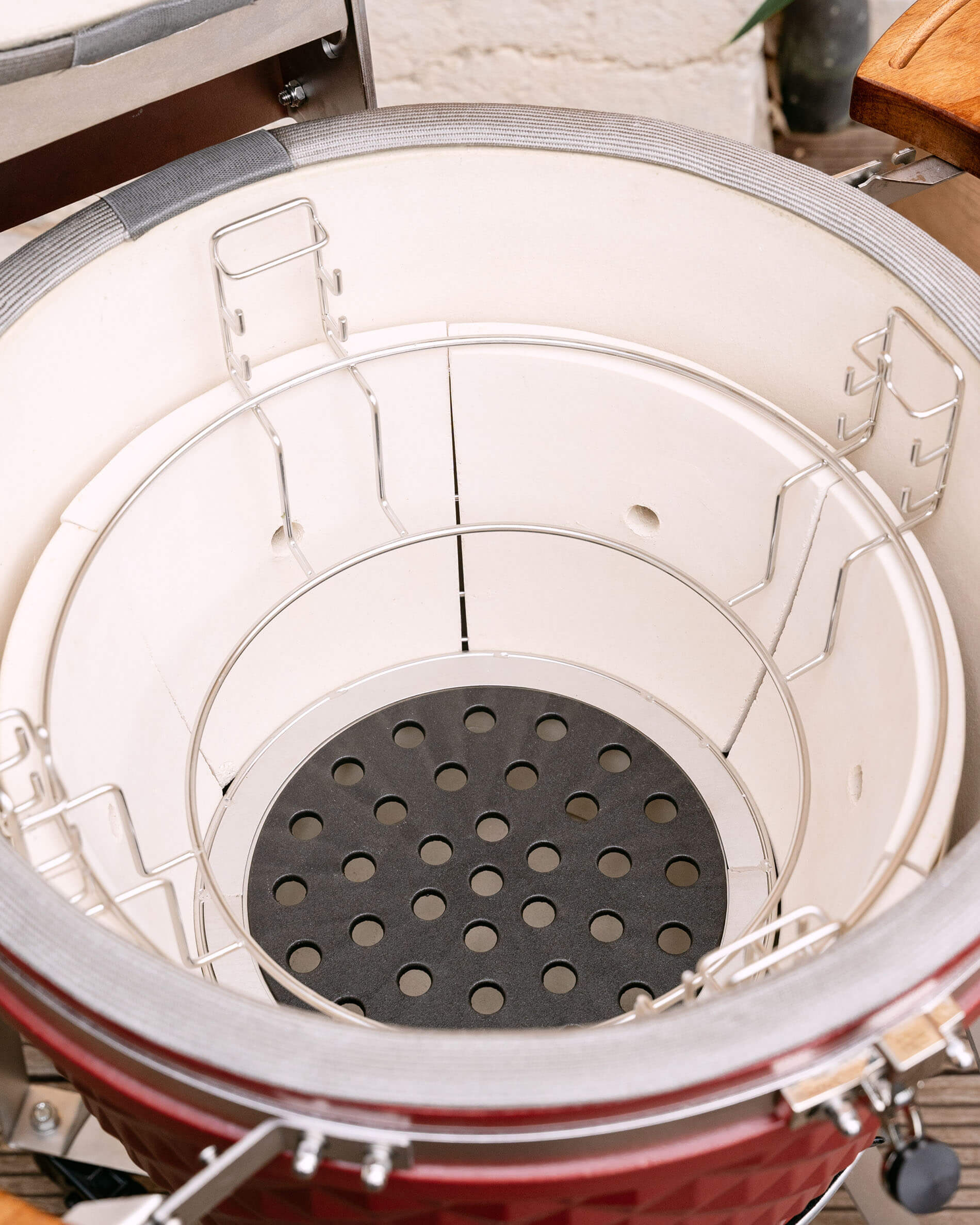 Placa de hierro fundido perforada para la circulación del aire y el carbón en el kamado.