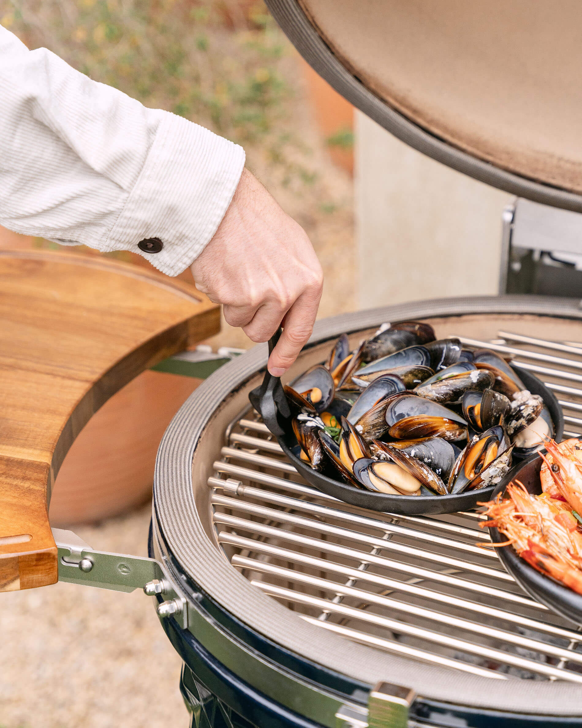 Sartén de hierro fundido sobre kamado
