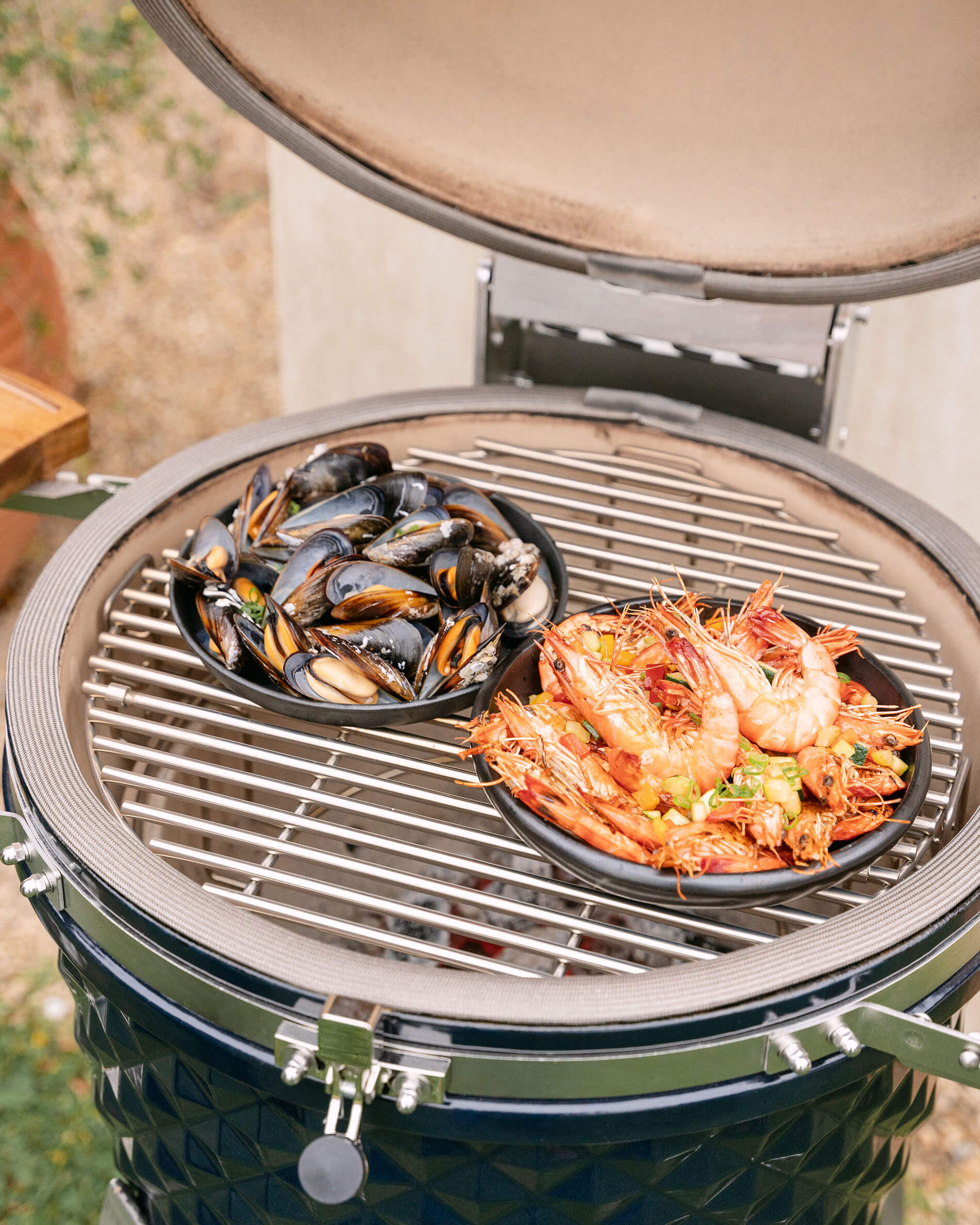 Sartén de hierro fundido sobre kamado
