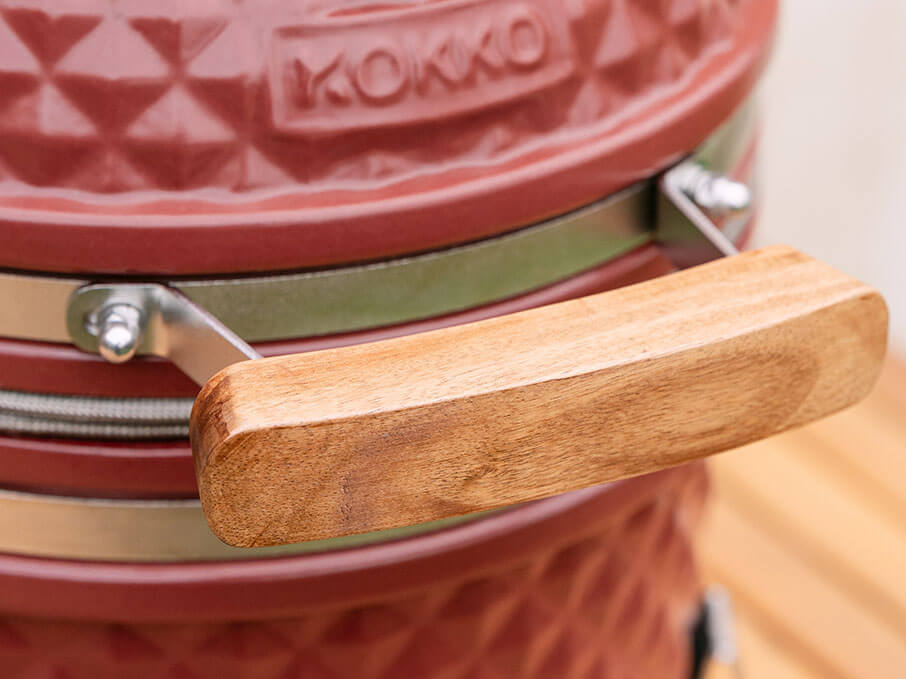 Mango de madera de acacia del Little Kokko, montado en la tapa de cerámica para un agarre aislante.