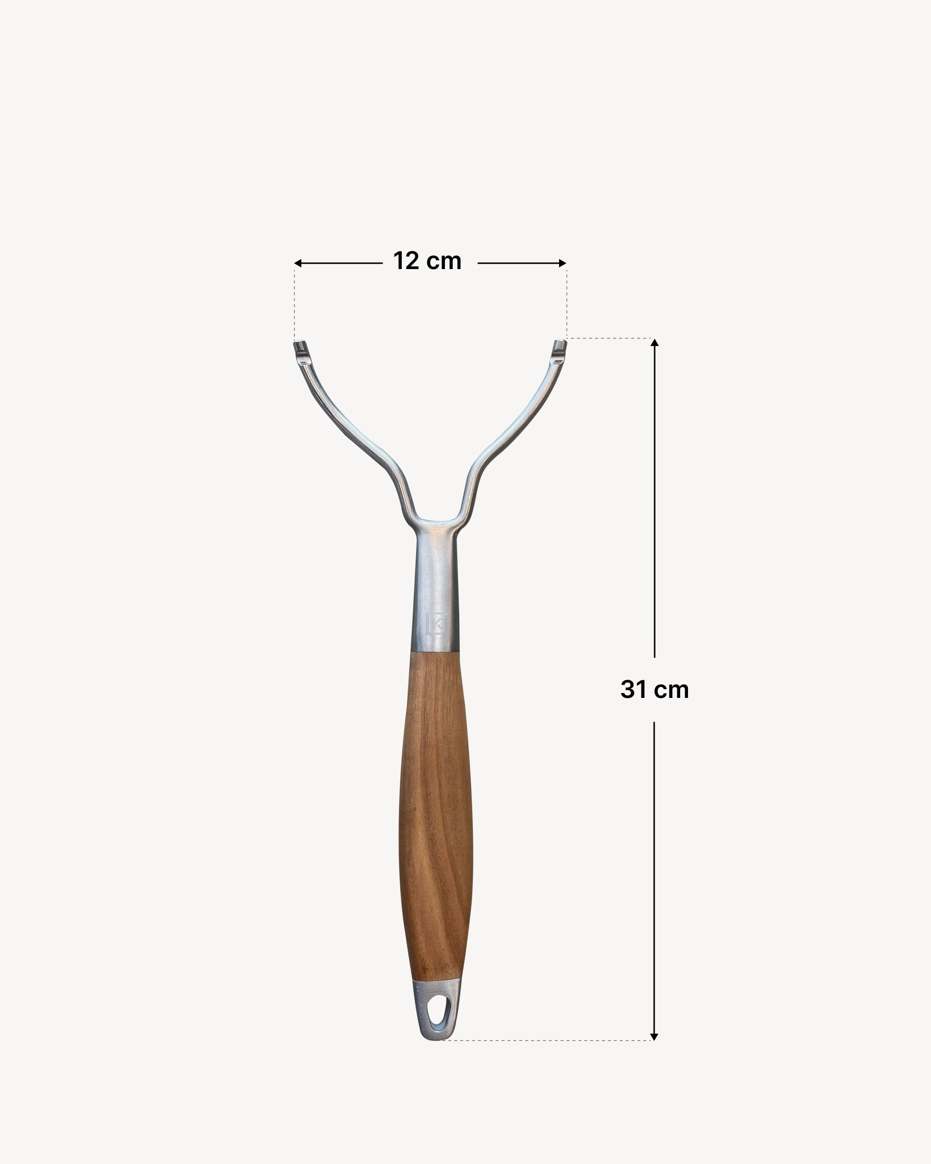 Asa de elevación para parrilla de kamado en acero inoxidable con mango ergonómico de madera, mostrada con sus dimensiones exactas: 31 cm de longitud total y 12 cm de separación entre los ganchos, facilitando la manipulación de parrillas calientes.