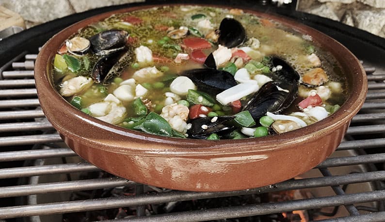 Arroz con pescado al fuego de leña
