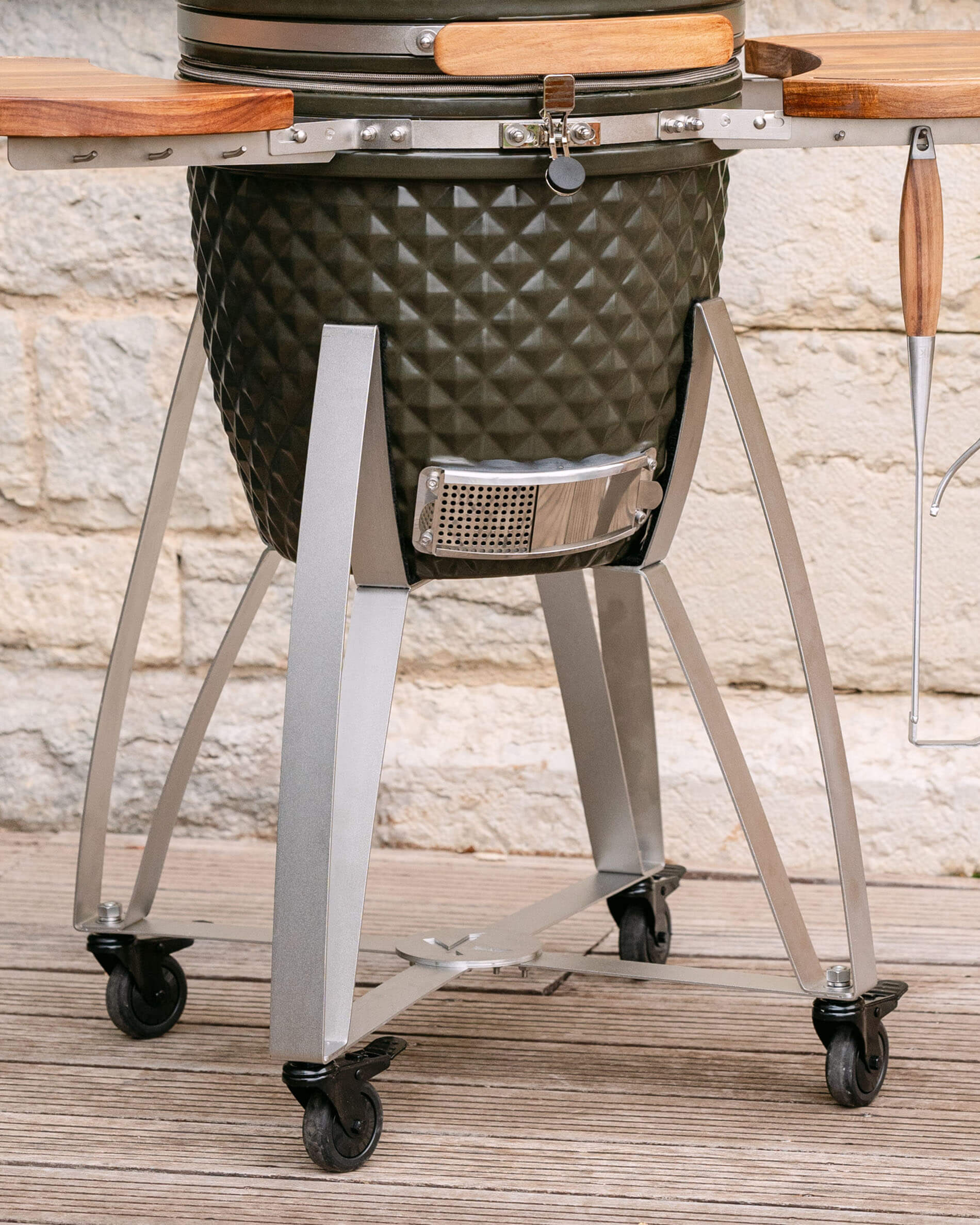 Carro de acero inoxidable para kamado Kokko con bandeja y ruedas.