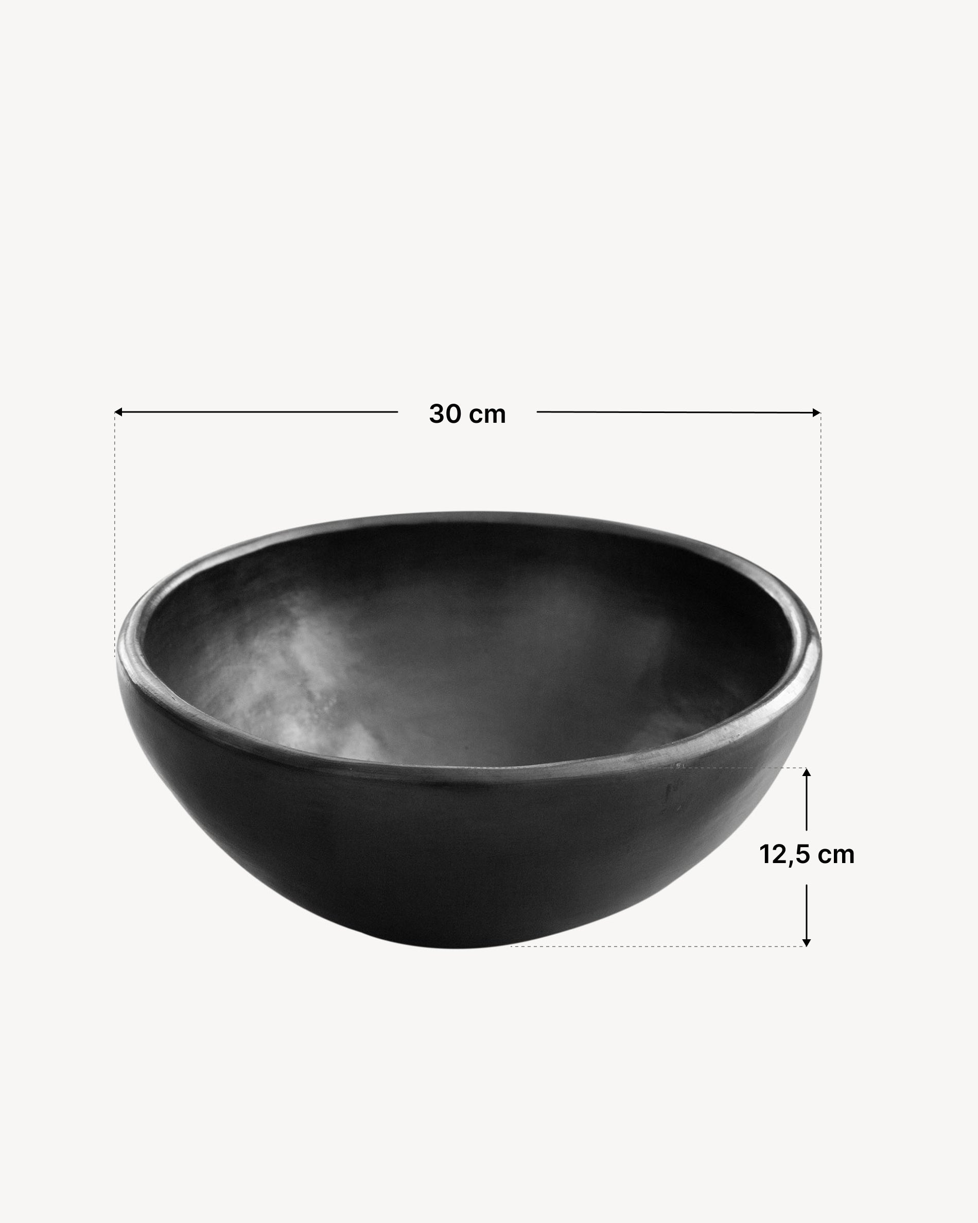 Ensaladera Chamba de cerámica negra, fotografiada con un esquema que indica el diámetro y la altura del bol.