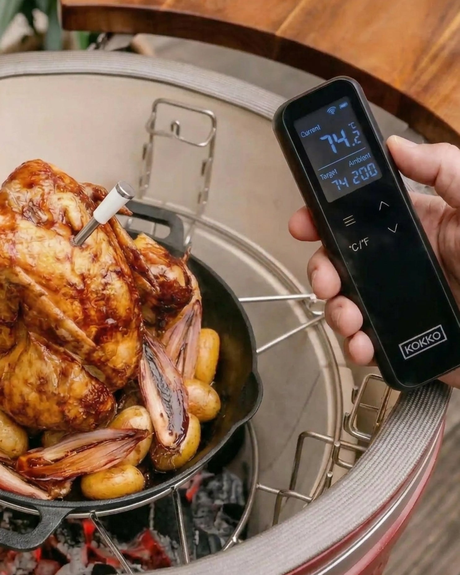 Termómetro de sonda conectado utilizado en un kamado Kokko durante la cocción