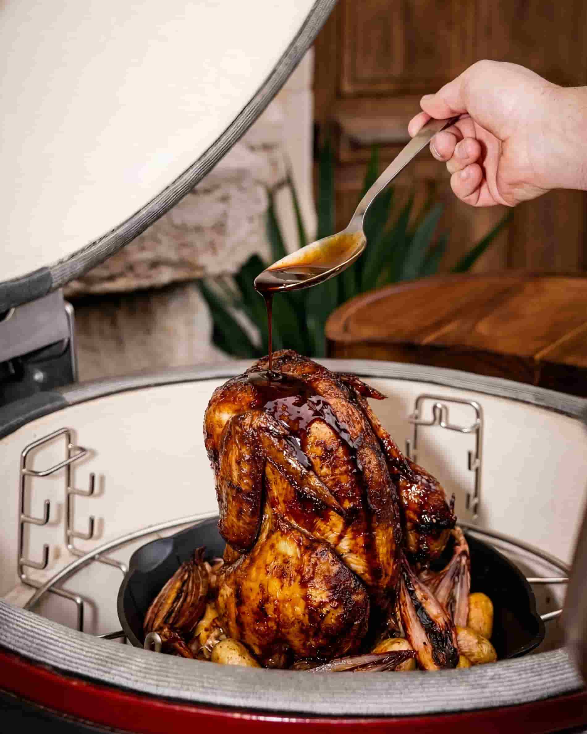 Soporte de cocción de hierro fundido con pollo