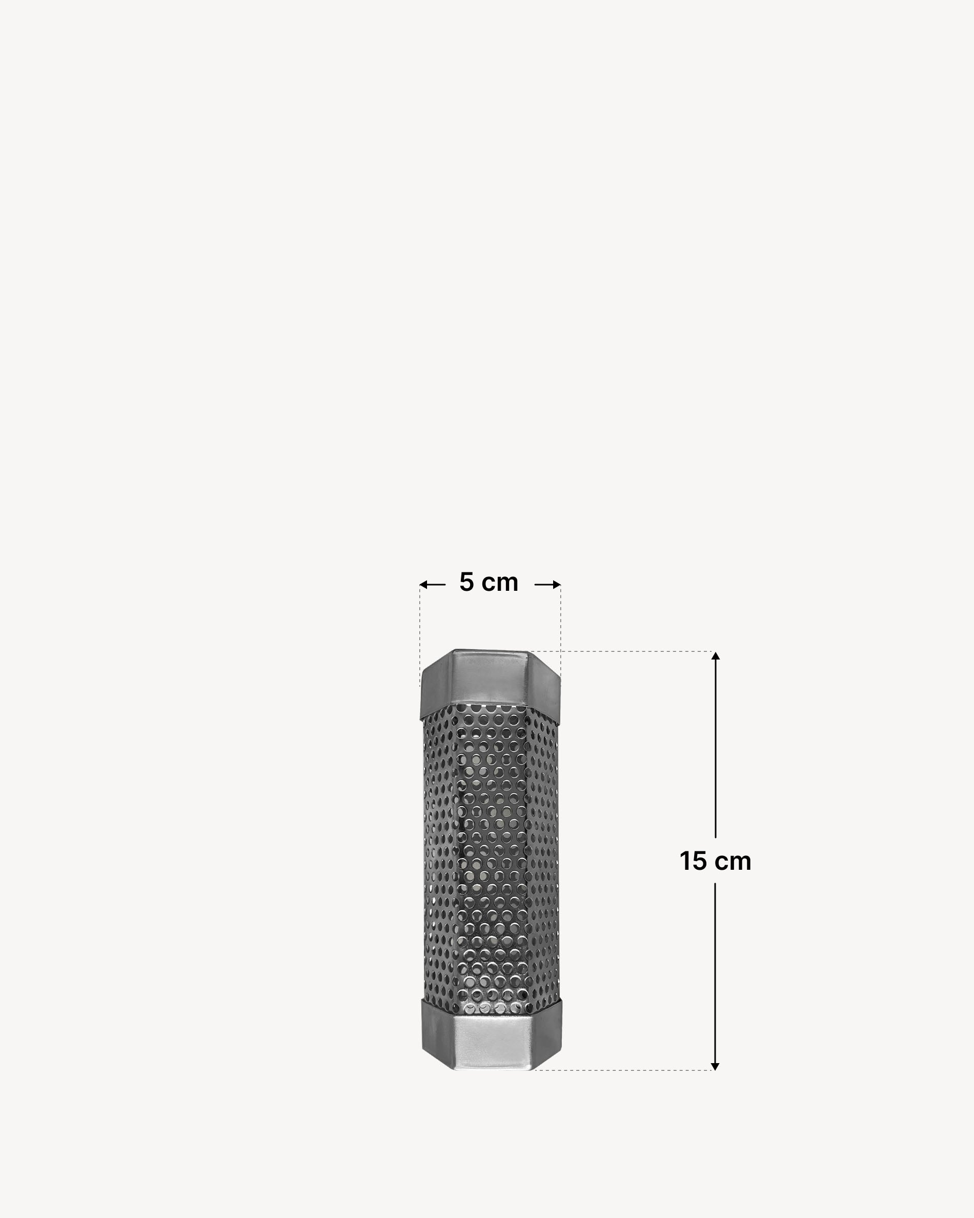 Generador de humo compacto en acero inoxidable perforado, diseñado para ahumado en frío, ilustrado con sus dimensiones exactas: 15 cm de alto y 5 cm de ancho, permitiendo un ahumado progresivo y controlado de los alimentos.