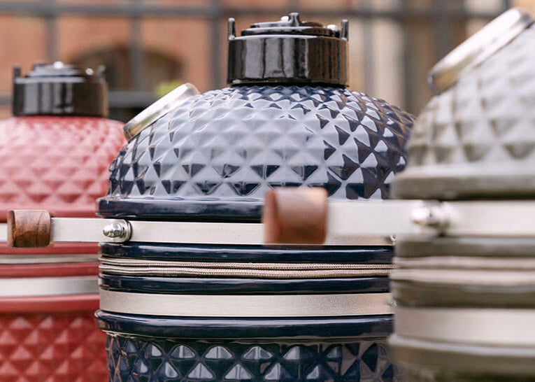 Trois kamados Kokko présentés côte à côte, illustrant les différents formats et finitions de la gamme.